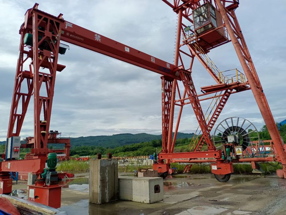 輪胎式電動單梁門式起重機(jī)、工程龍門吊生產(chǎn)廠家、價格報價單