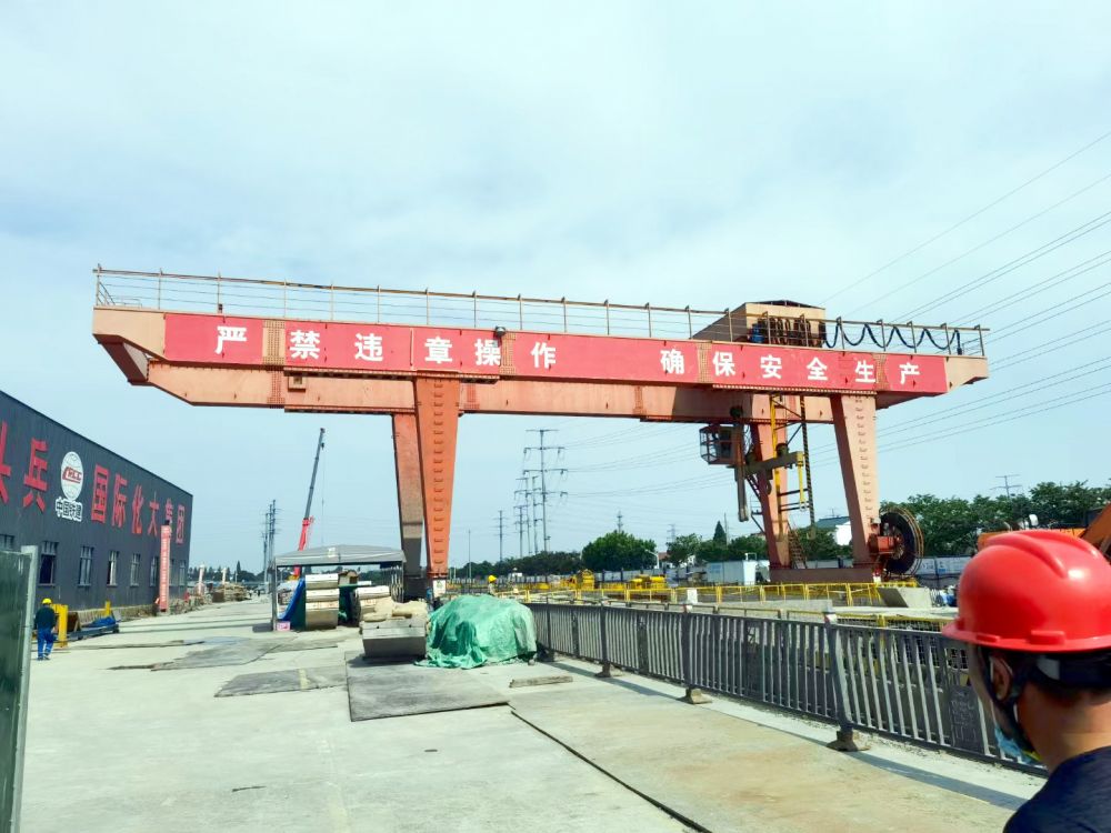雙梁門式起重機、地鐵出渣機、工程龍門吊設計制造、安裝搬遷維修